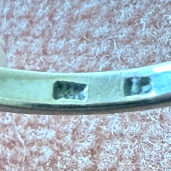 Elegant Gold Ring with Pink Gemstone - Picture 2 of 7